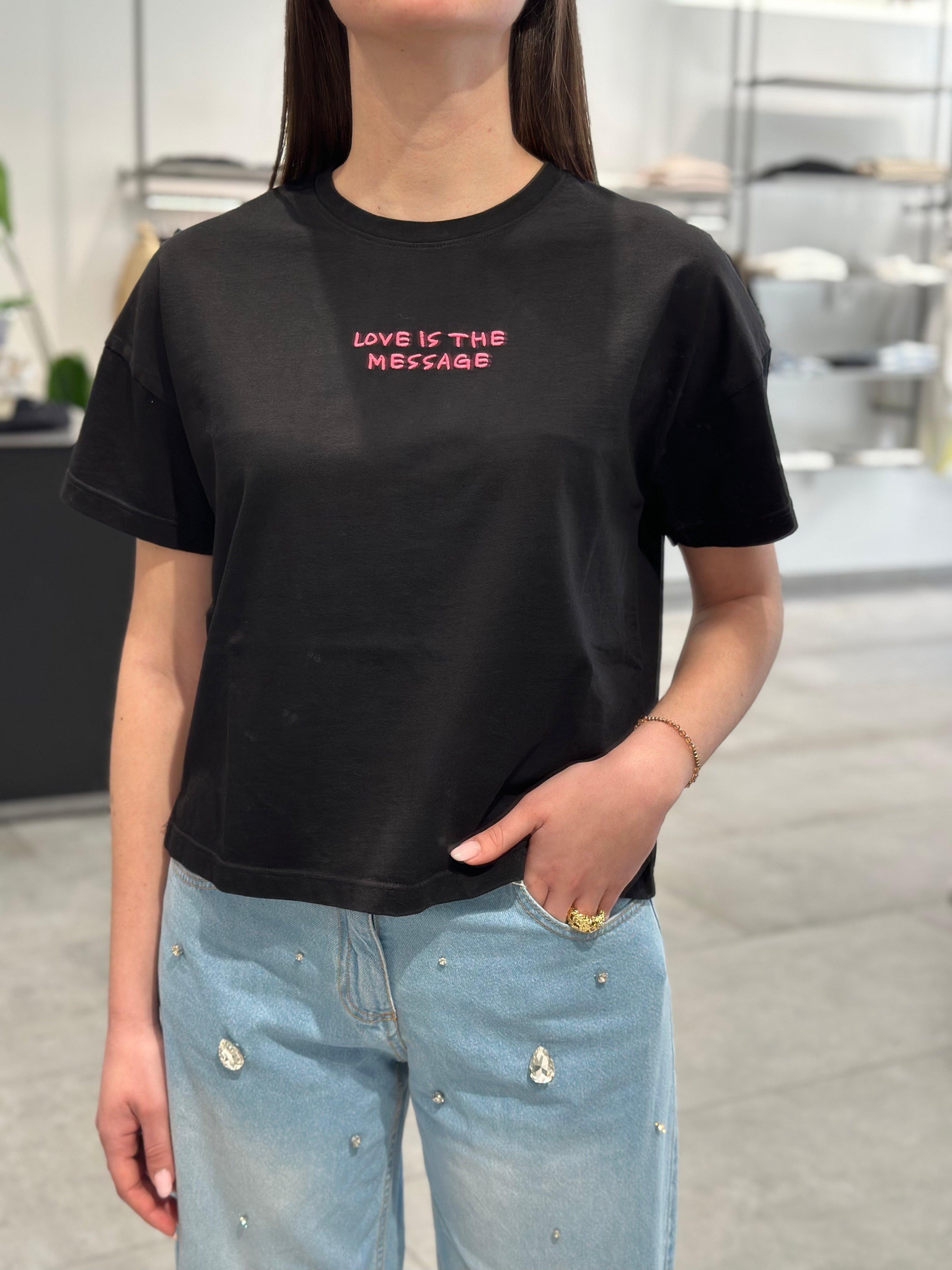 T-shirt Superculture Love is the message Nera 1197 (11873184252244)