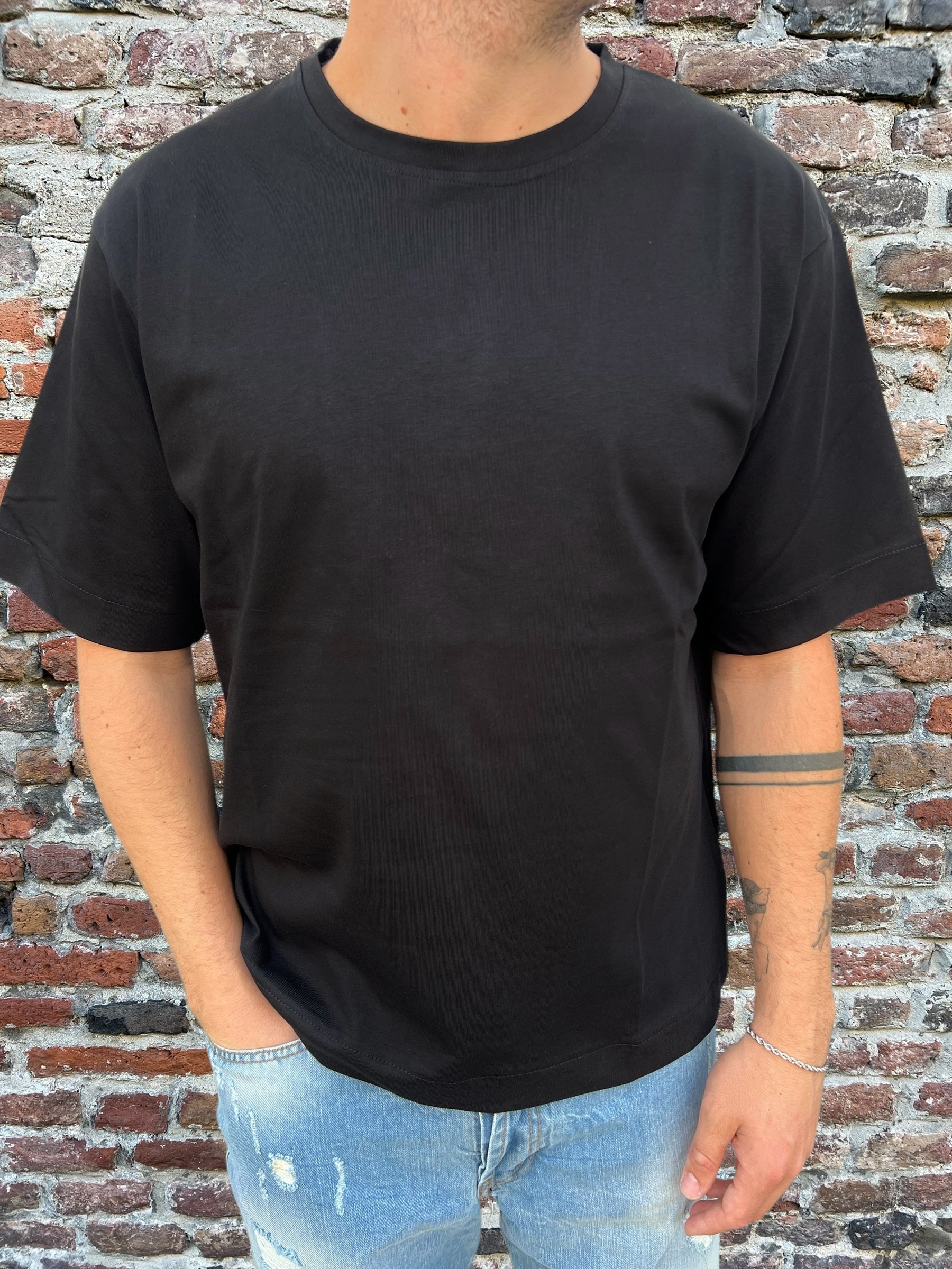 T-shirt Berna Over Basica Nera (9588136673620)